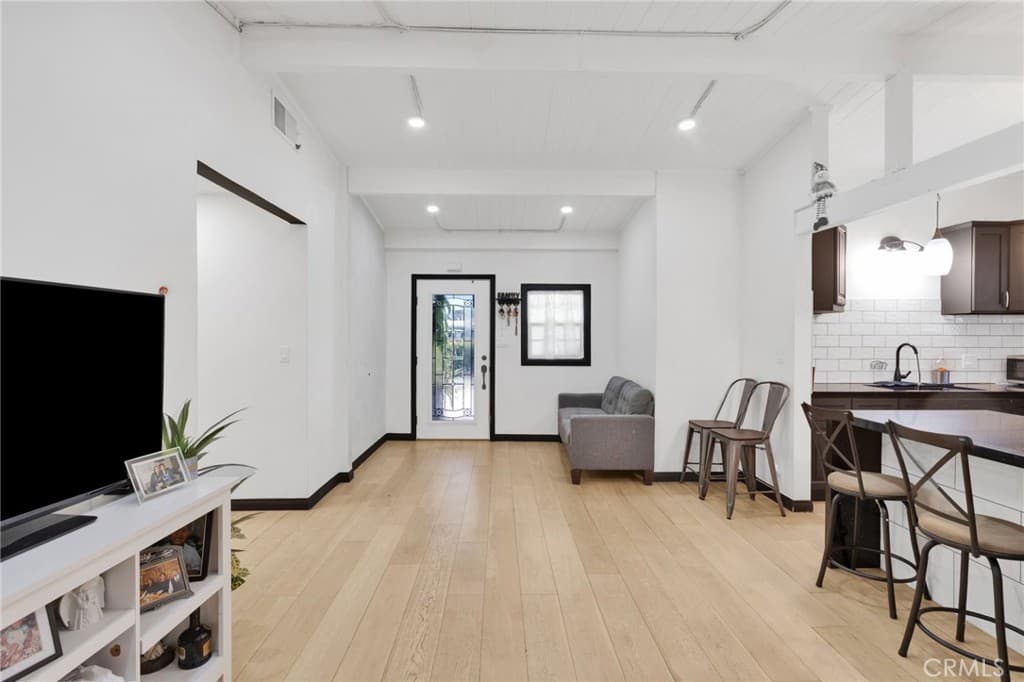 Home at 923 Hallwood Avenue, Pomona — photo 11 of 12