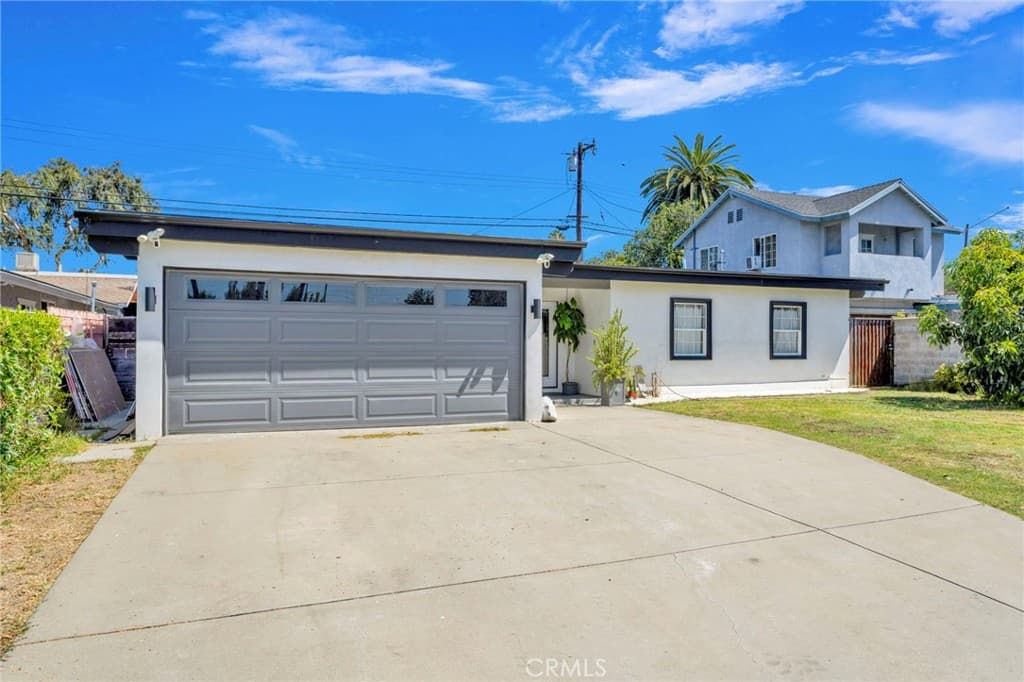 Home at 923 Hallwood Avenue, Pomona — photo 3 of 12