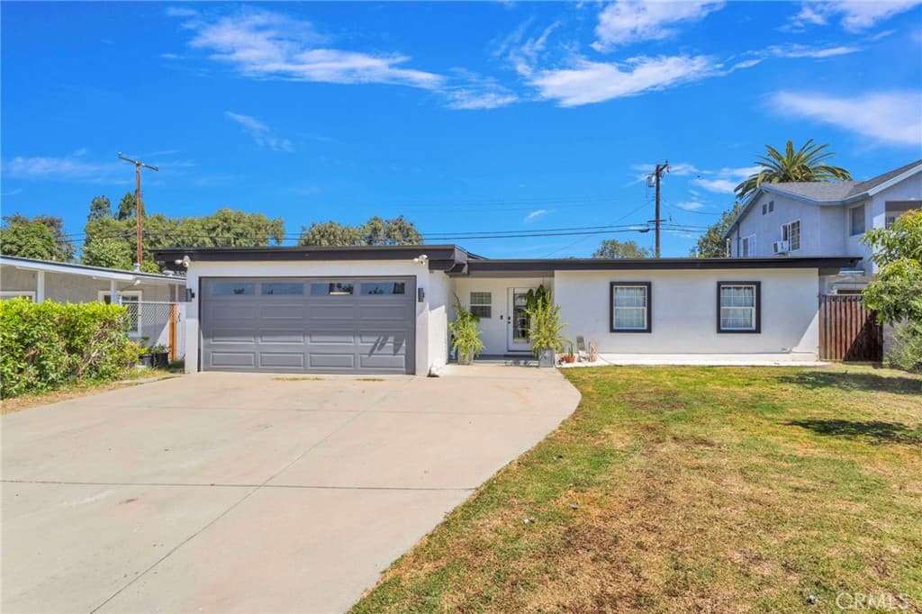 Home at 923 Hallwood Avenue, Pomona — photo 4 of 12