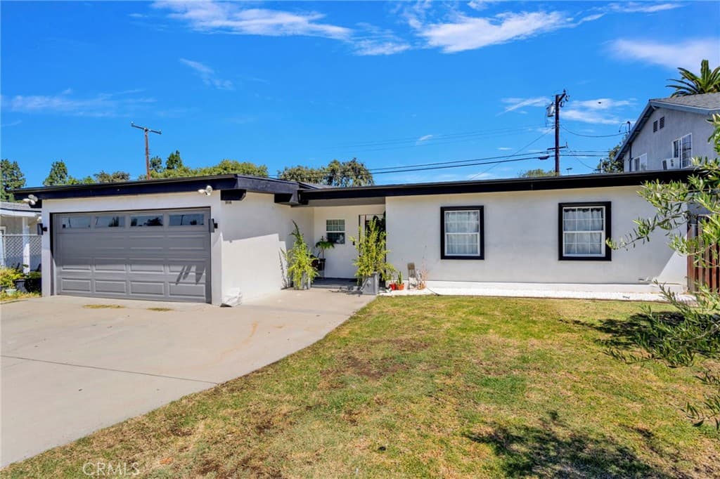 Home at 923 Hallwood Avenue, Pomona — photo 5 of 12