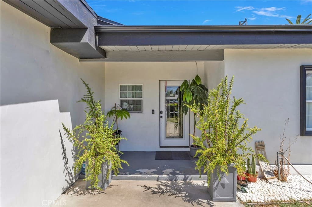 Home at 923 Hallwood Avenue, Pomona — photo 6 of 12