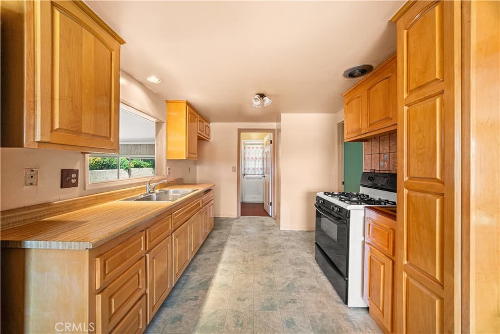 Home at 520 Lyford Drive, La Verne — photo 8 of 12
