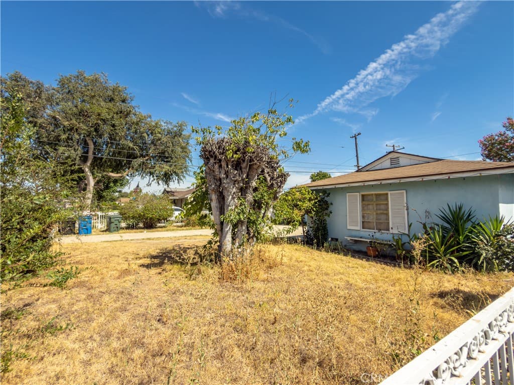 Home at 612 Verde Vista Avenue, Pomona — photo 4 of 12