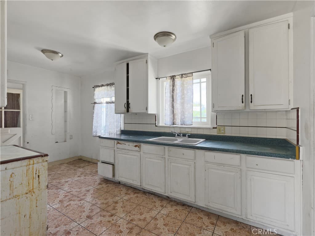 Home at 612 Verde Vista Avenue, Pomona — photo 8 of 12