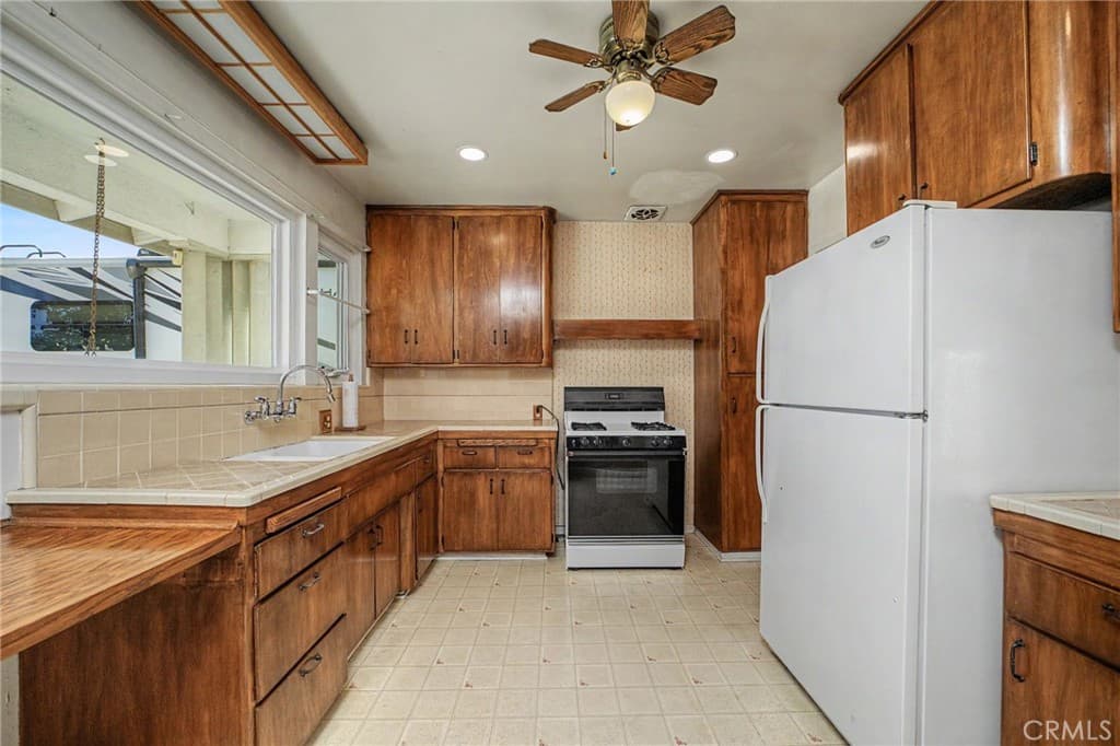 Home at 138 N Vecino Avenue, Glendora — photo 11 of 12