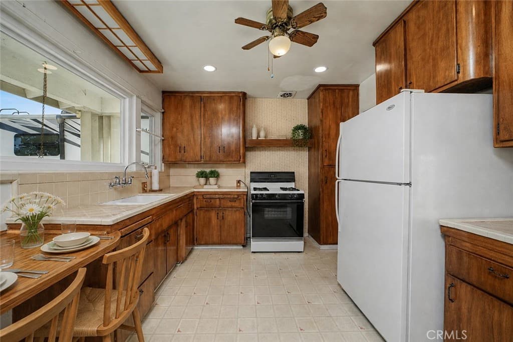 Home at 138 N Vecino Avenue, Glendora — photo 10 of 12