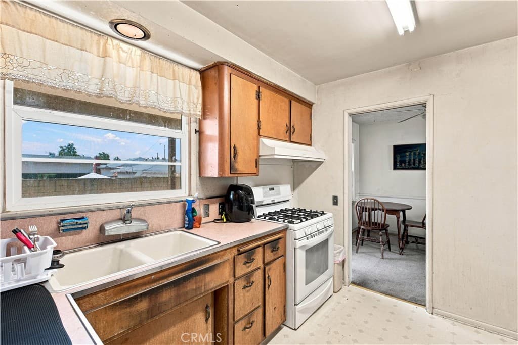 Home at 868 James Place, Pomona — photo 10 of 12