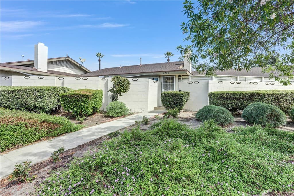Condo at 679 S Indian Hill B, Claremont — photo 3 of 12