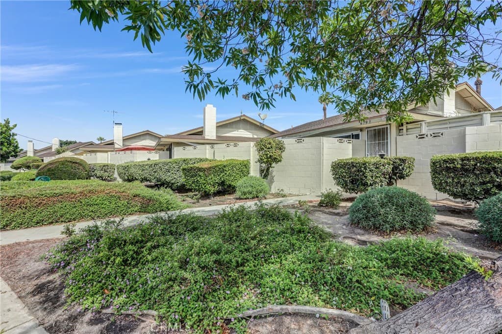 Condo at 679 S Indian Hill B, Claremont — photo 4 of 12