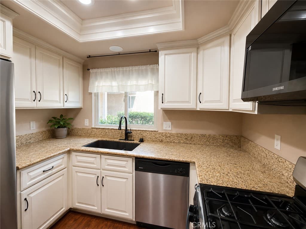 Townhouse at 190 W Grove Street 2, Pomona — photo 3 of 12