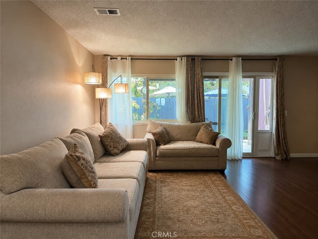 Townhouse at 190 W Grove Street 2, Pomona — photo 4 of 12