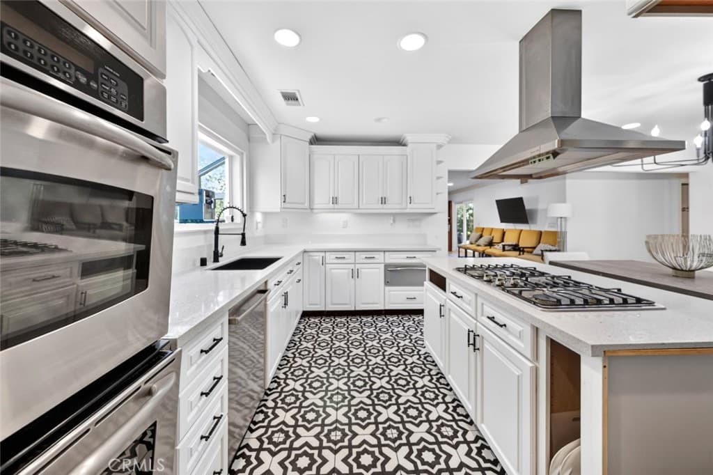 Home at 411 Fordland Avenue, La Verne — photo 11 of 12