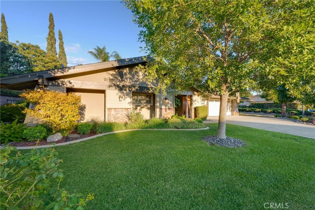 Home at 134 Whispering Oaks, Glendora — photo 4 of 12
