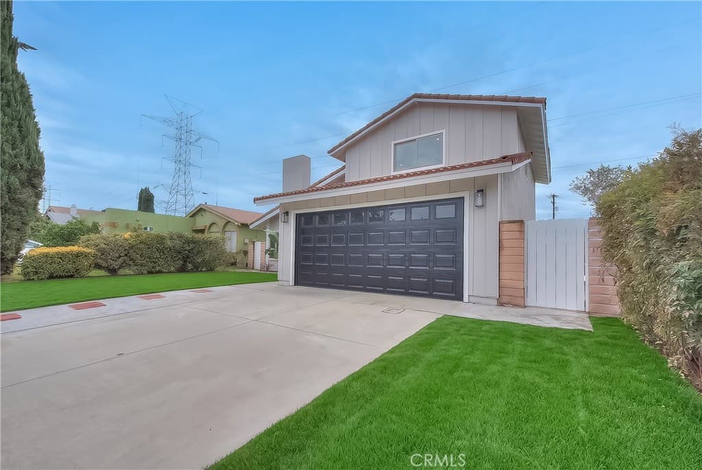 Home at 286 W Renwick, Azusa — photo 2 of 12