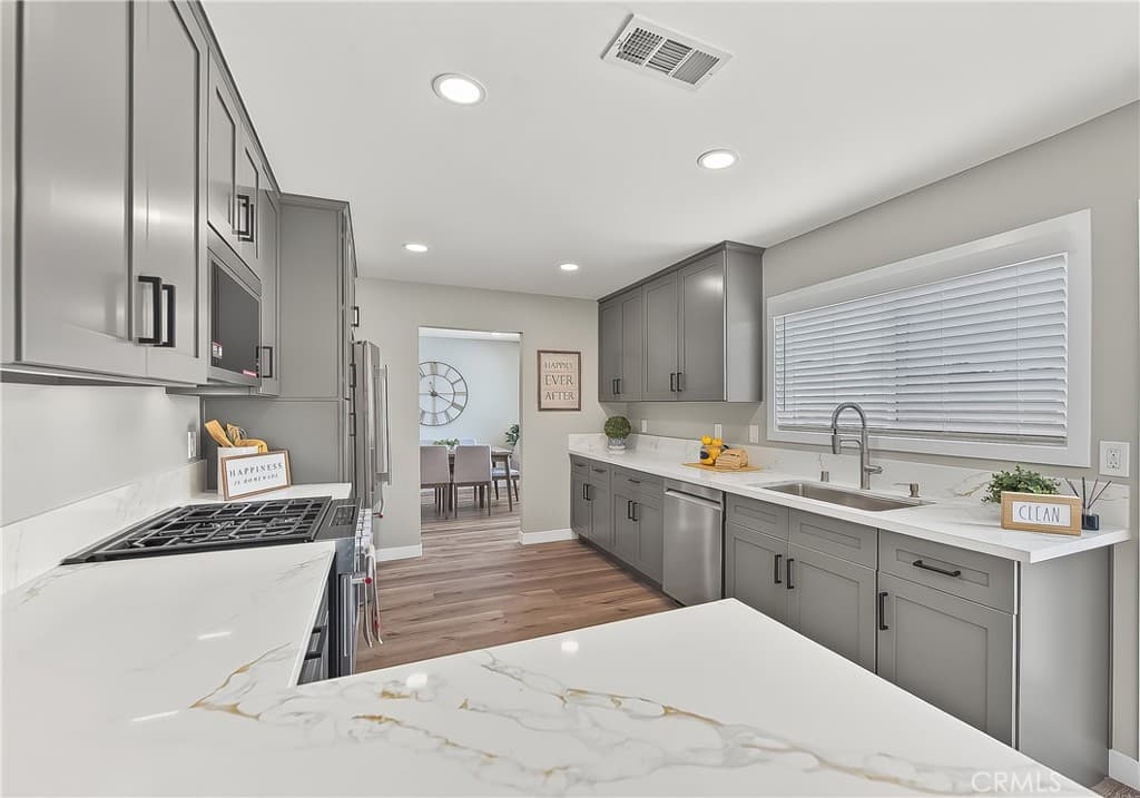 Home at 286 W Renwick, Azusa — photo 11 of 12