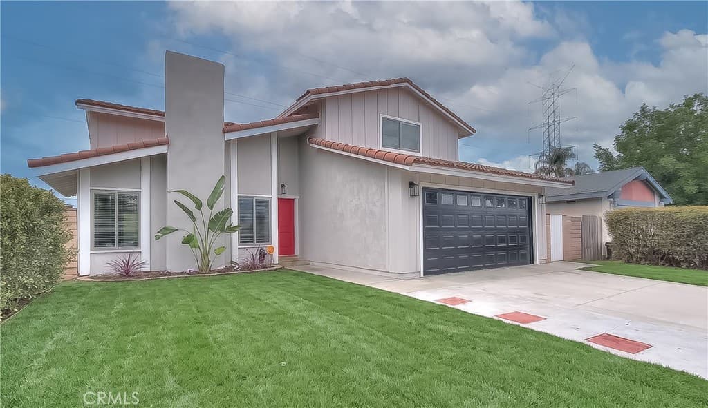 Home at 286 W Renwick, Azusa — photo 4 of 12