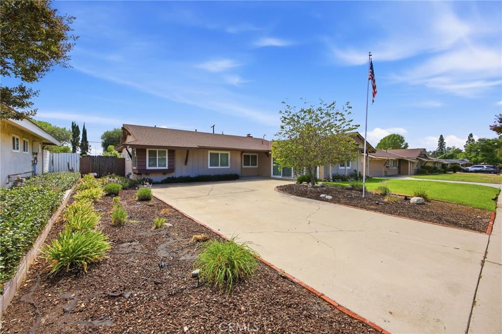 Home at 610 Ridgefield, Claremont — photo 4 of 12