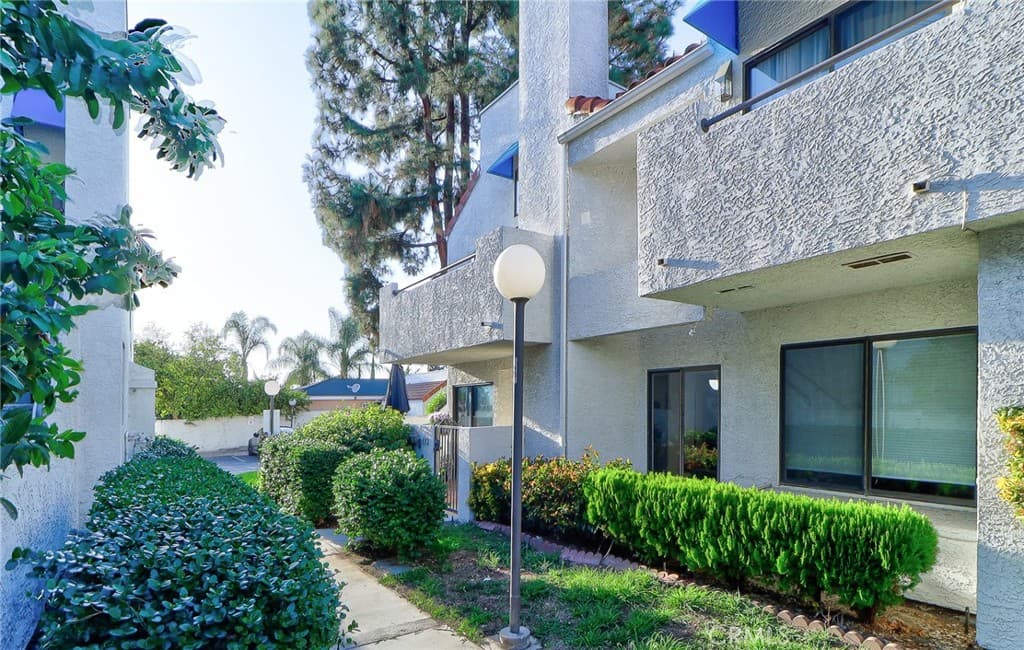 Townhouse at 652 Park Shadow Court 39, Baldwin Park — photo 3 of 12