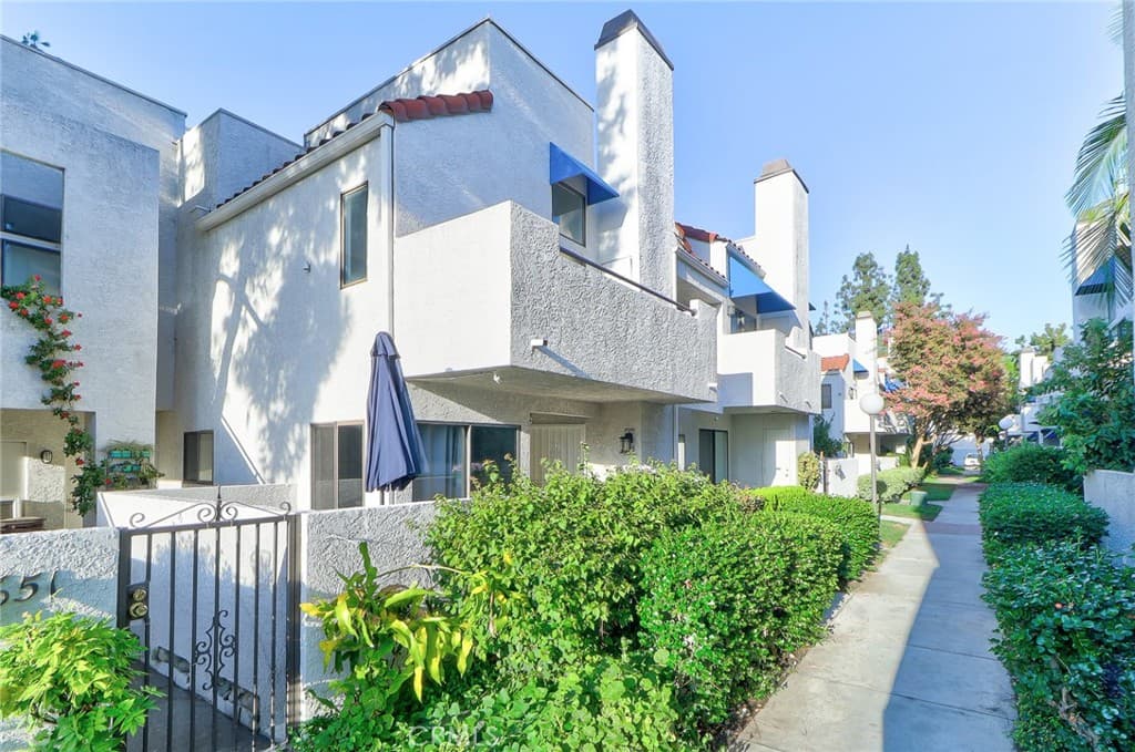Townhouse at 652 Park Shadow Court 39, Baldwin Park — photo 4 of 12