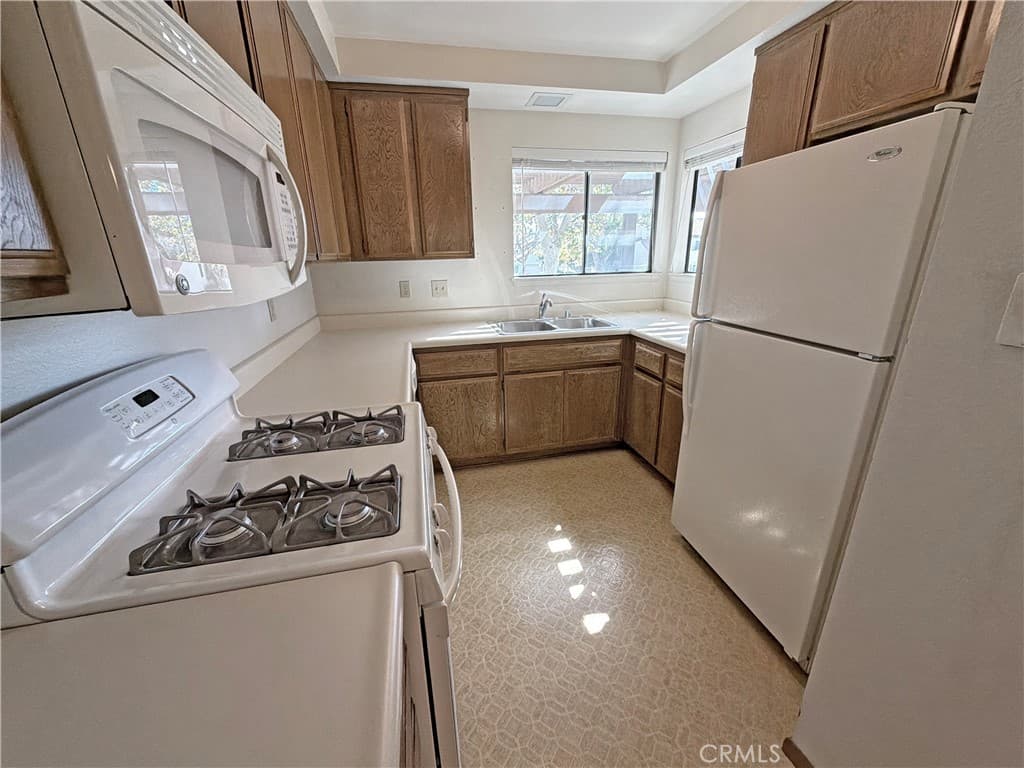 Condo at 818 Lancaster, Claremont — photo 8 of 12
