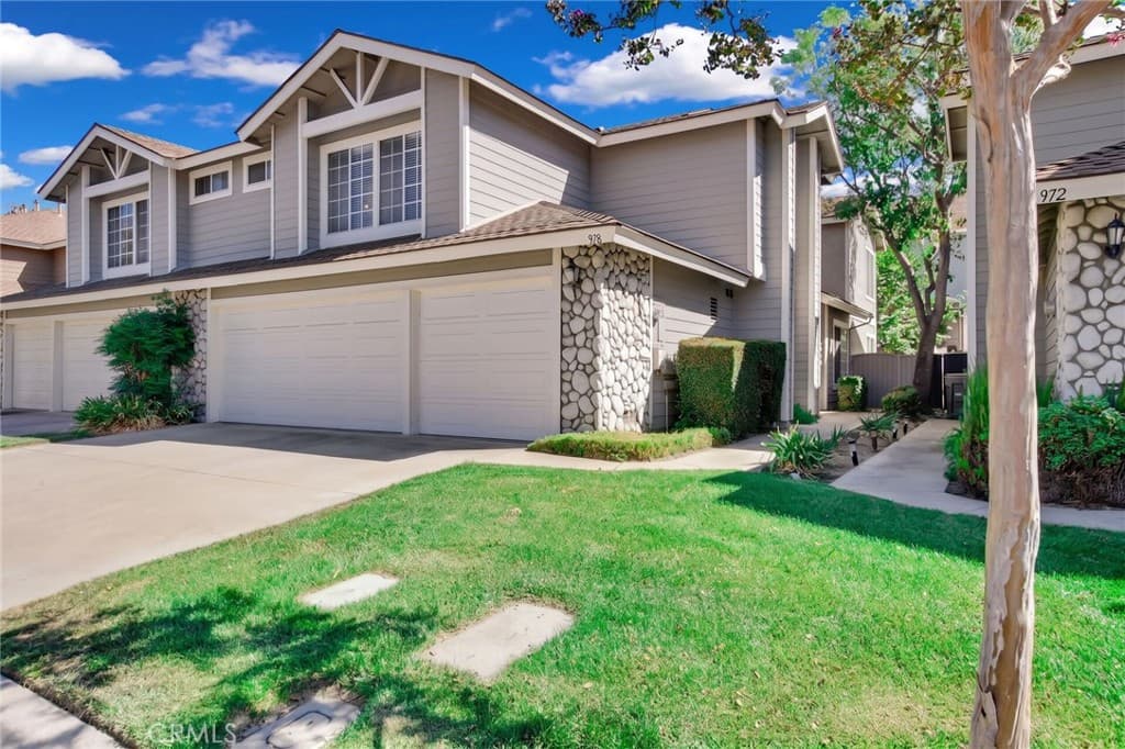 Townhouse at 978 Carson Court, San Dimas — photo 4 of 12