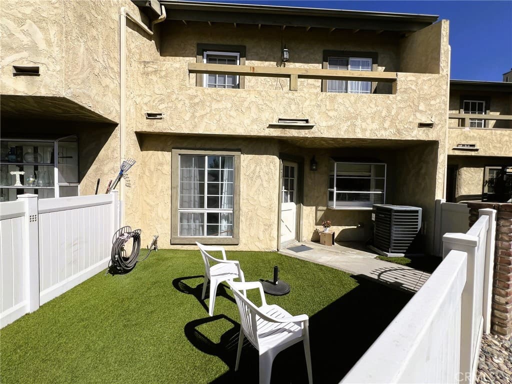 Condo at 181 W La Verne Avenue 11, Pomona — photo 1 of 12
