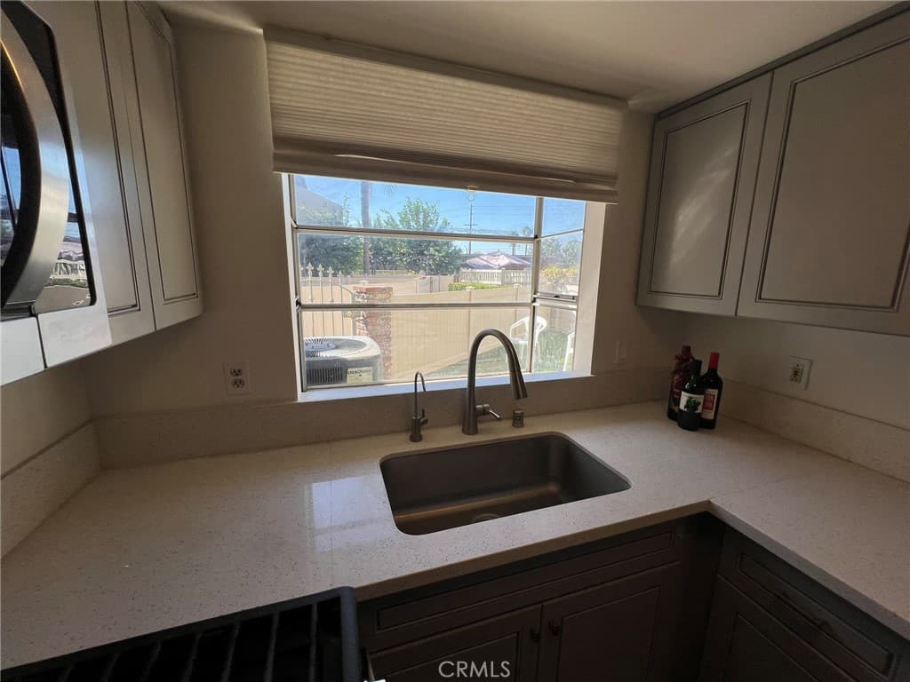 Condo at 181 W La Verne Avenue 11, Pomona — photo 8 of 12