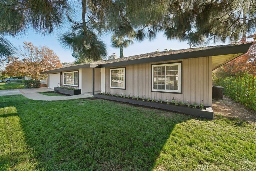 Home at 1098 Syracuse, Claremont — photo 3 of 12