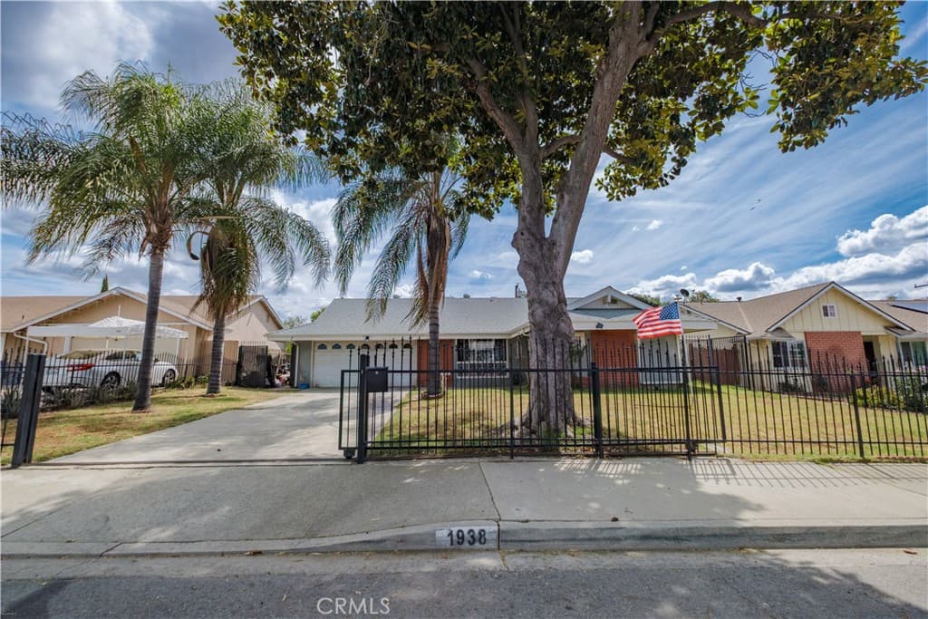 Home at 1938 Marigold St, Pomona — photo 4 of 12