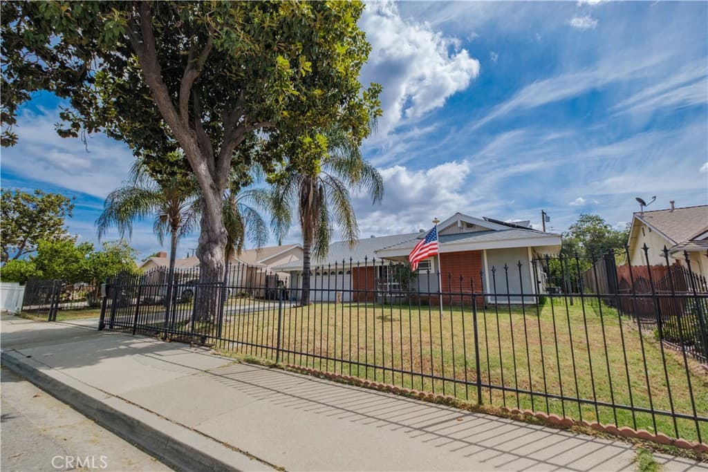 Home at 1938 Marigold St, Pomona — photo 5 of 12