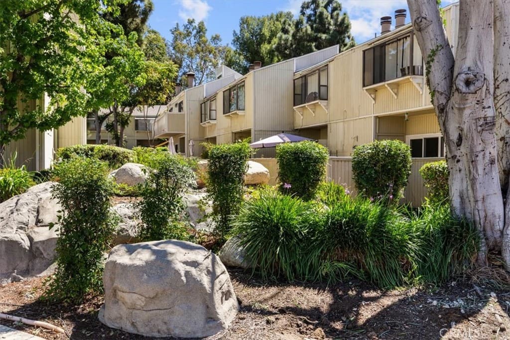 Condo at 640 Sycamore, Claremont — photo 10 of 12