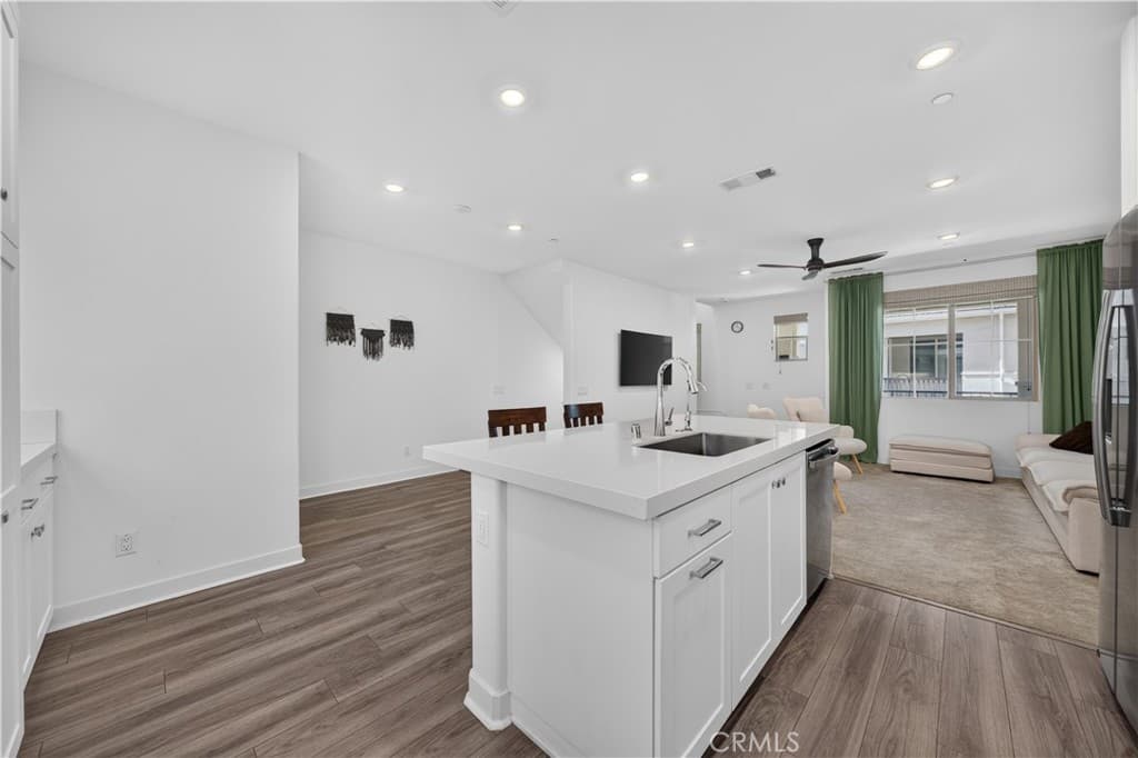Townhouse at 511 Tamarind Way E, West Covina — photo 11 of 12