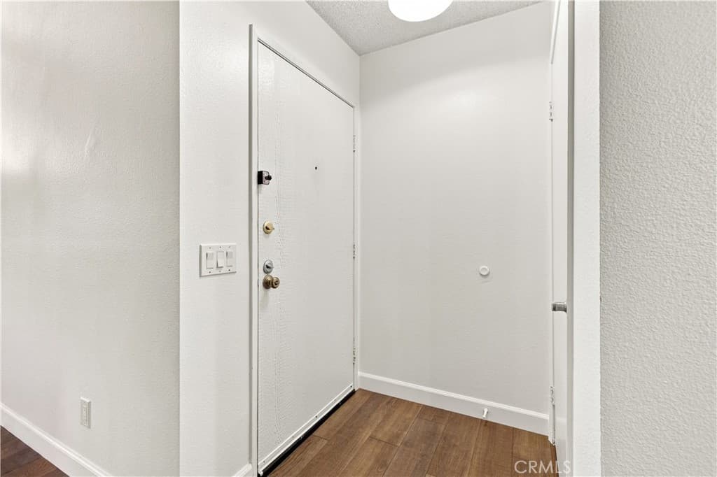 Condo at 22 Country Mile, Pomona — photo 2 of 12