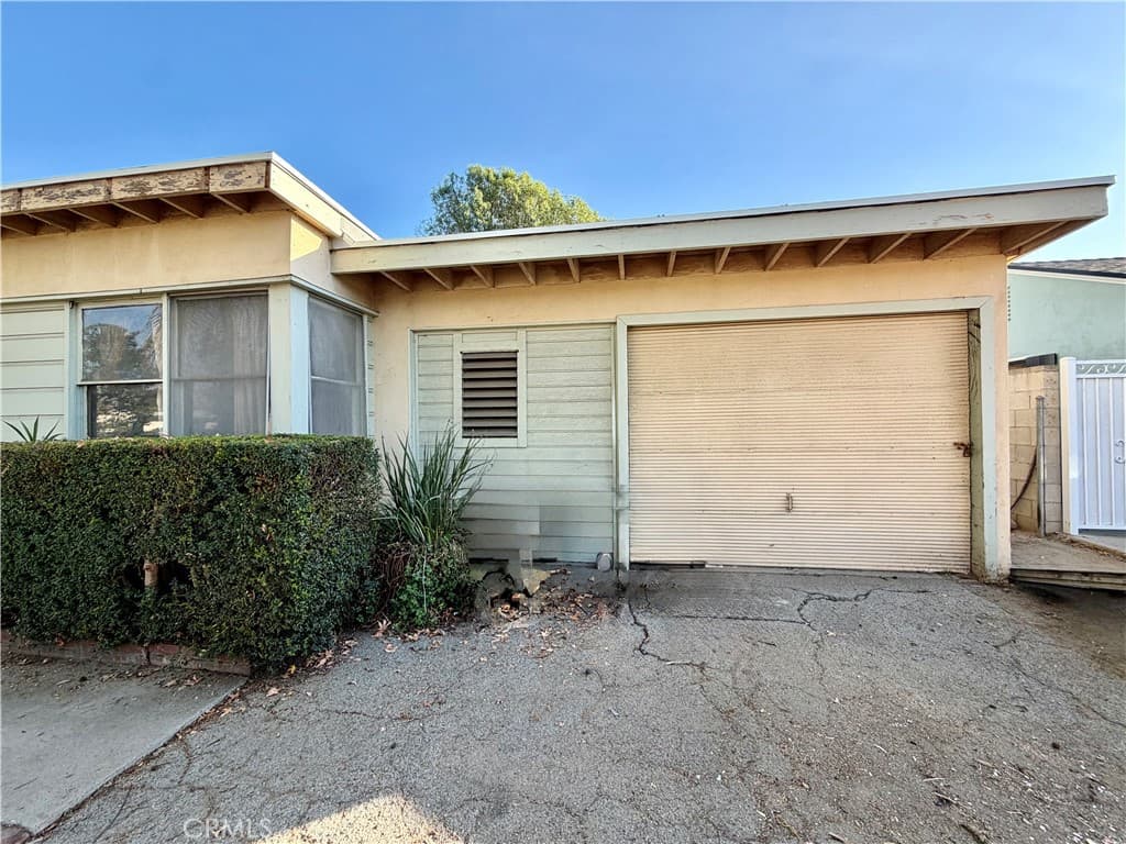Home at 252 E Camino Real, Monrovia — photo 3 of 12