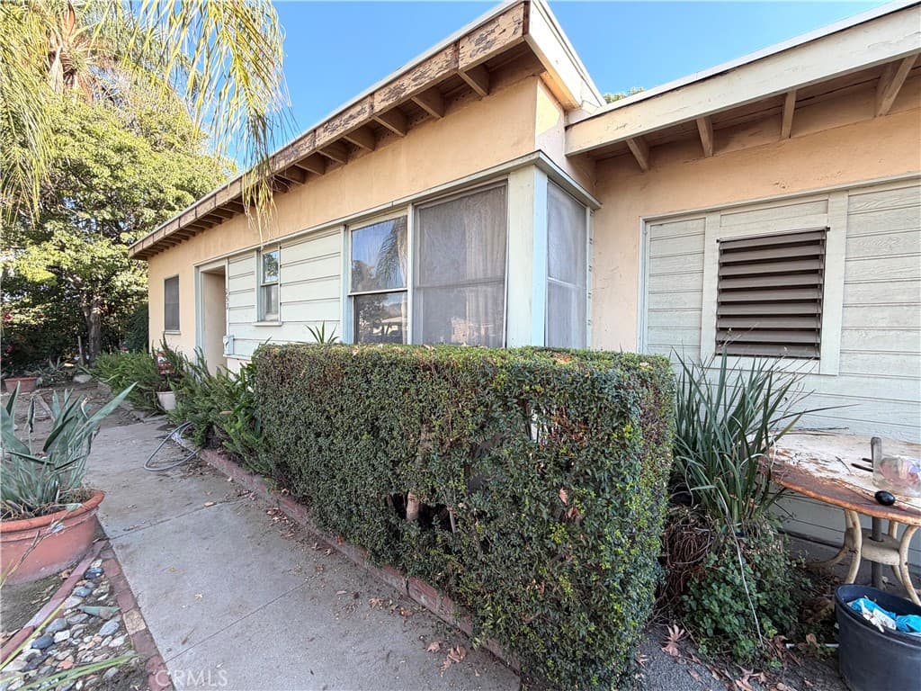Home at 252 E Camino Real, Monrovia — photo 4 of 12
