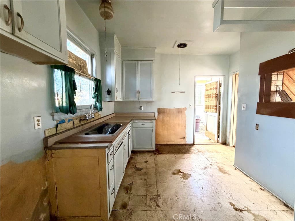 Home at 252 E Camino Real, Monrovia — photo 6 of 12