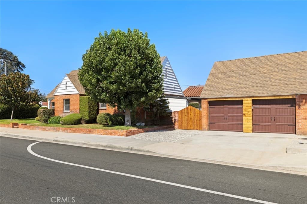 Home at 694 W Orange Grove, Pomona — photo 4 of 12