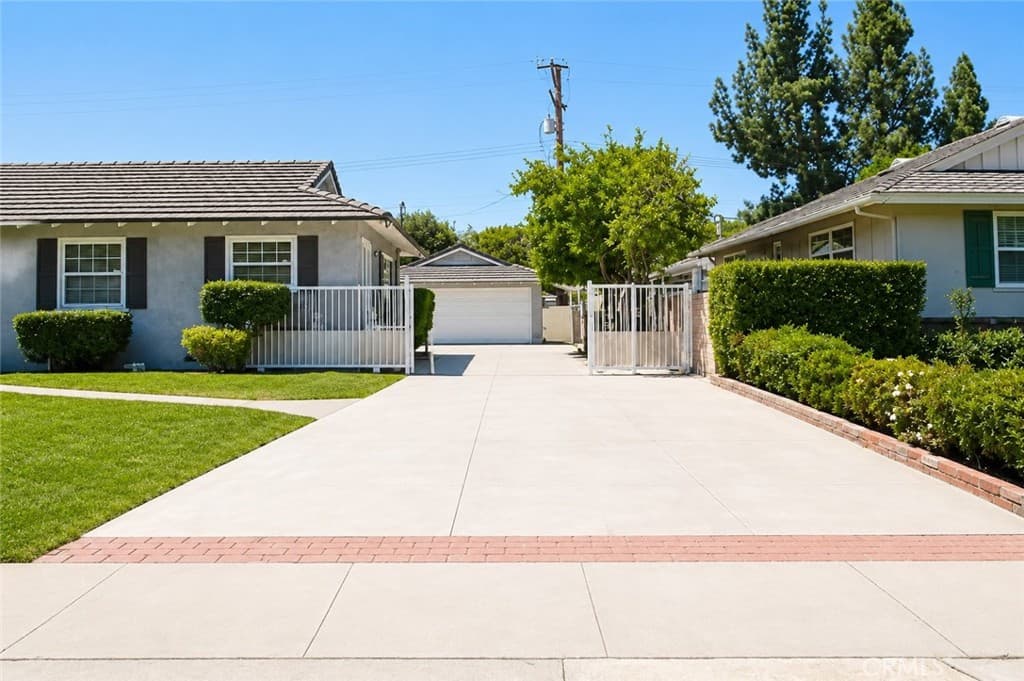Home at 227 N Elspeth, Covina — photo 3 of 12