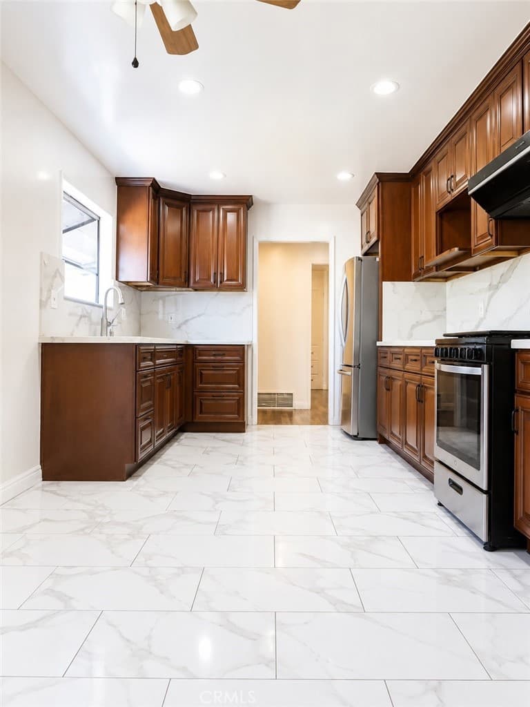 Home at 227 N Elspeth, Covina — photo 8 of 12