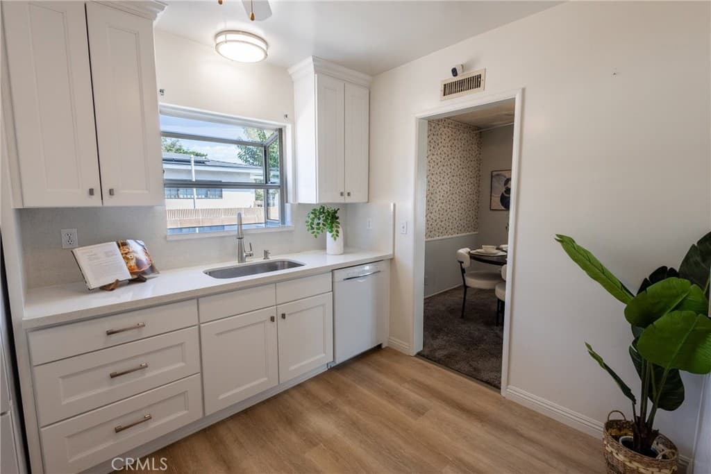 Home at 1271 S Bender Avenue, Glendora — photo 3 of 12