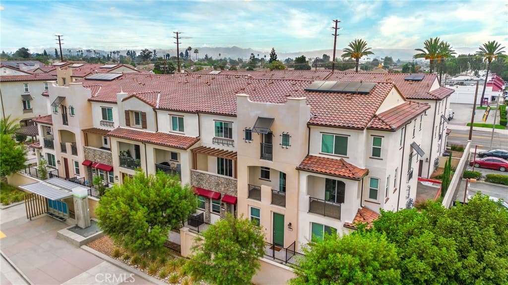 Townhouse at 125 Dove Lndg, Covina — photo 1 of 12