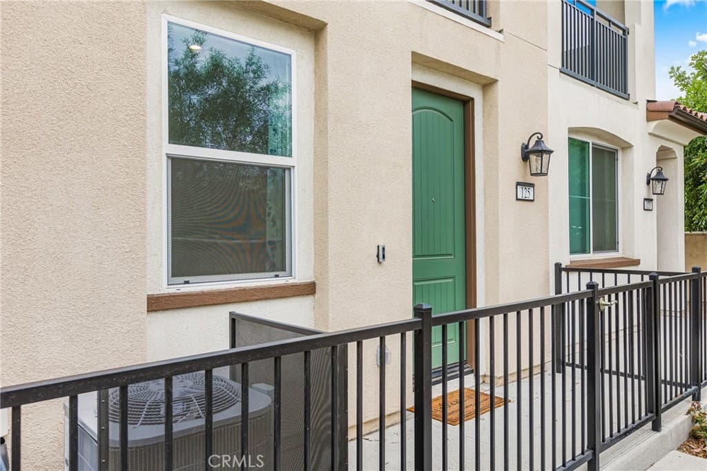 Townhouse at 125 Dove Lndg, Covina — photo 2 of 12