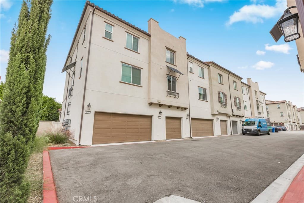 Townhouse at 125 Dove Lndg, Covina — photo 3 of 12