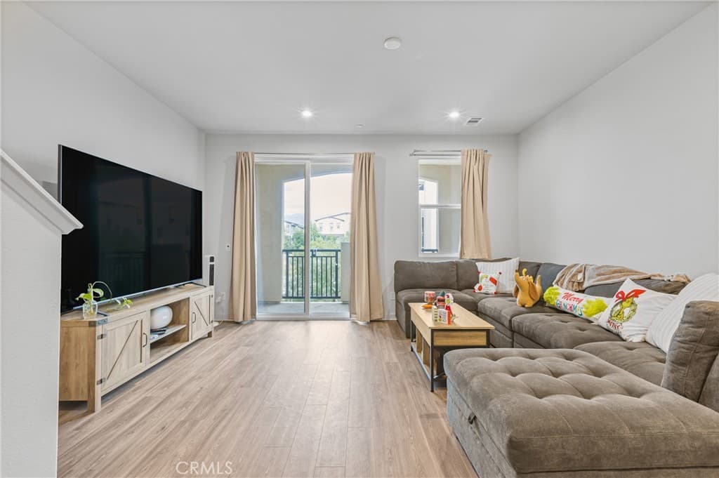 Townhouse at 125 Dove Lndg, Covina — photo 6 of 12