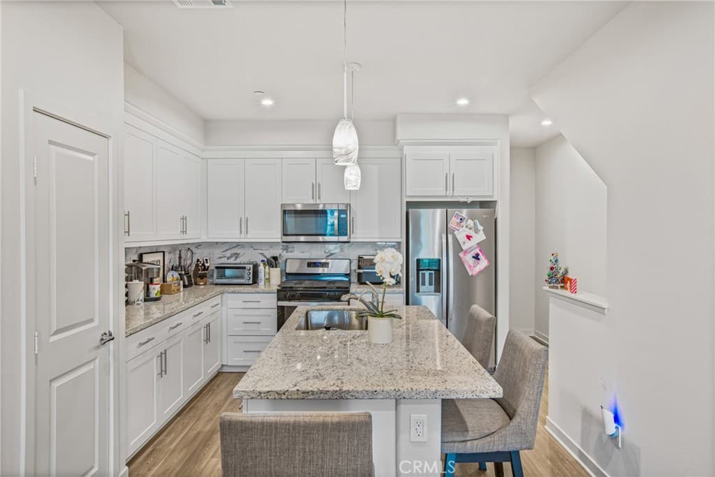 Townhouse at 125 Dove Lndg, Covina — photo 10 of 12