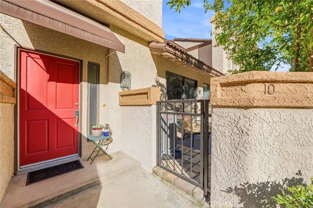 Condo at 10 Deerpath, Pomona — photo 2 of 12