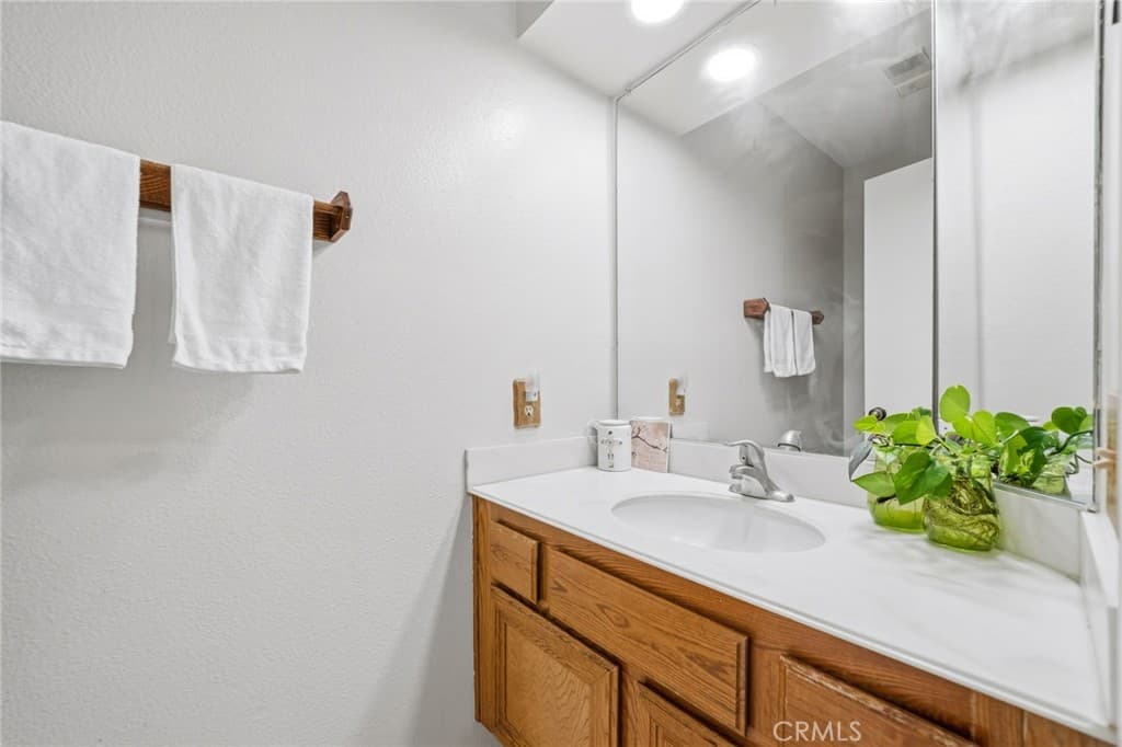 Condo at 10 Deerpath, Pomona — photo 8 of 12
