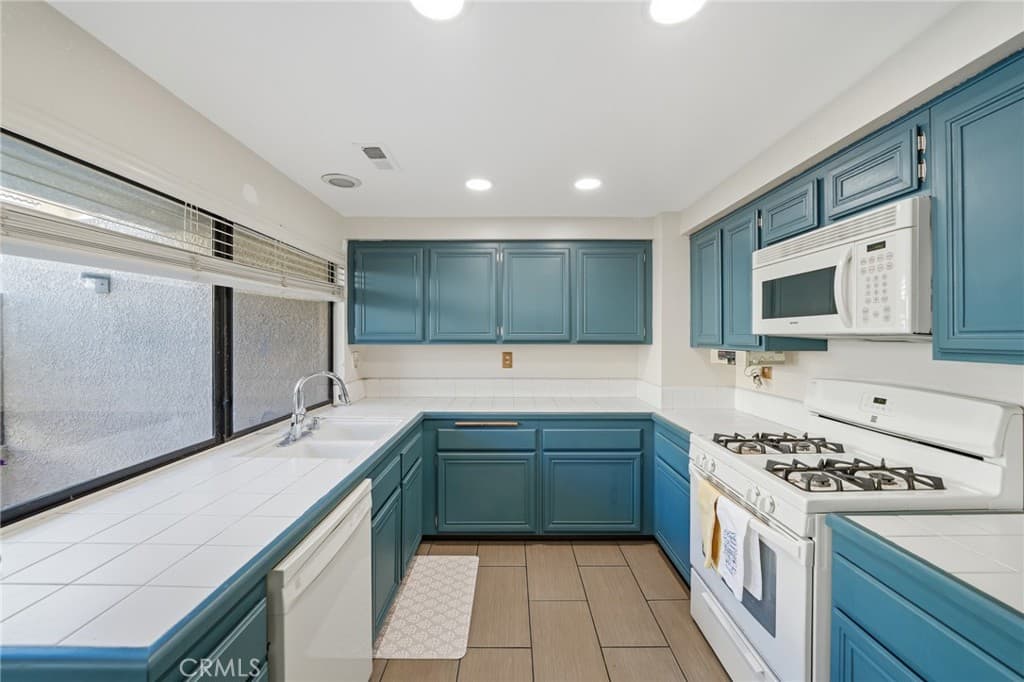 Condo at 10 Deerpath, Pomona — photo 9 of 12