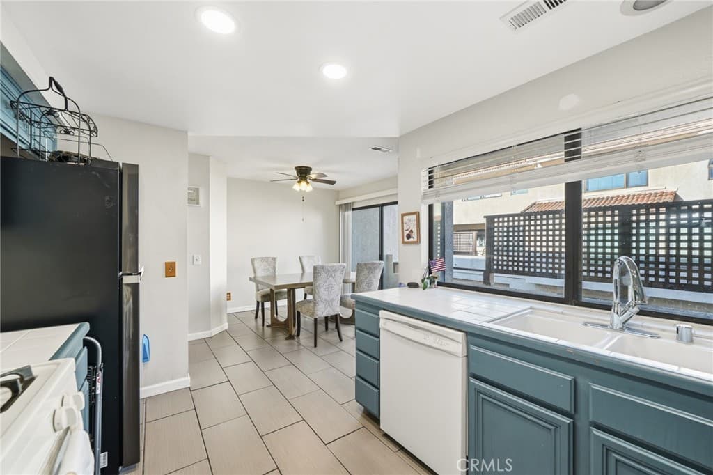 Condo at 10 Deerpath, Pomona — photo 10 of 12