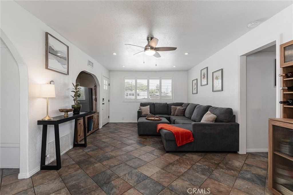 Home at 5717 N Hanlin, Azusa — photo 9 of 10